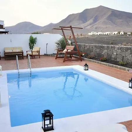 Villa Playa Blanca Sleeps 6 Pool Wifi